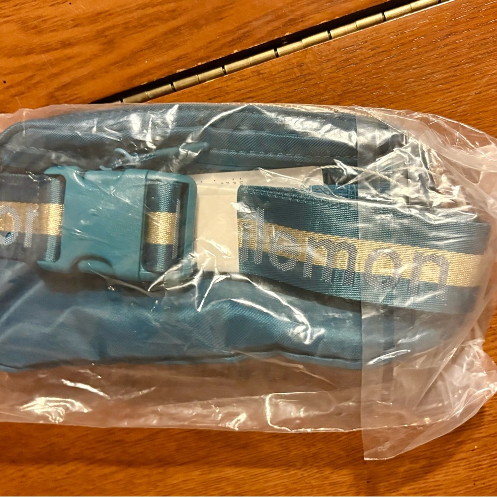 lululemon athletica Blue Belt Bag with Gold Accents 1L - Picture 3 of 3